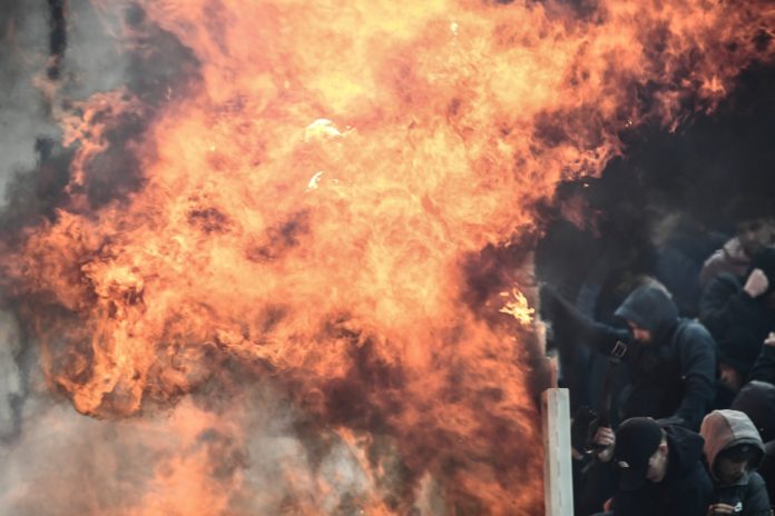 ΑΕΚ Άγιαξ AEK Ajax φωτιά chaos