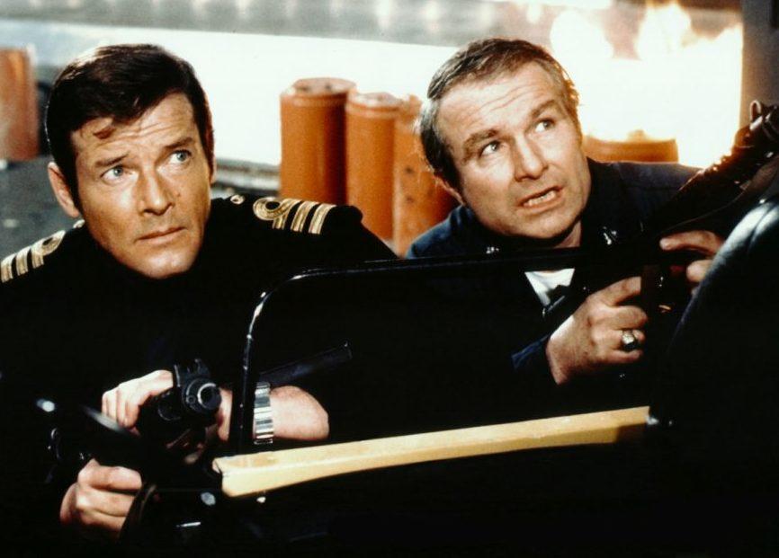 Σέιν Ρίμερ Ρότζερ Μουρ 007 Roger-Moore-and-Shane-Rimmer-in-The-Spy-Who-Loved-Me