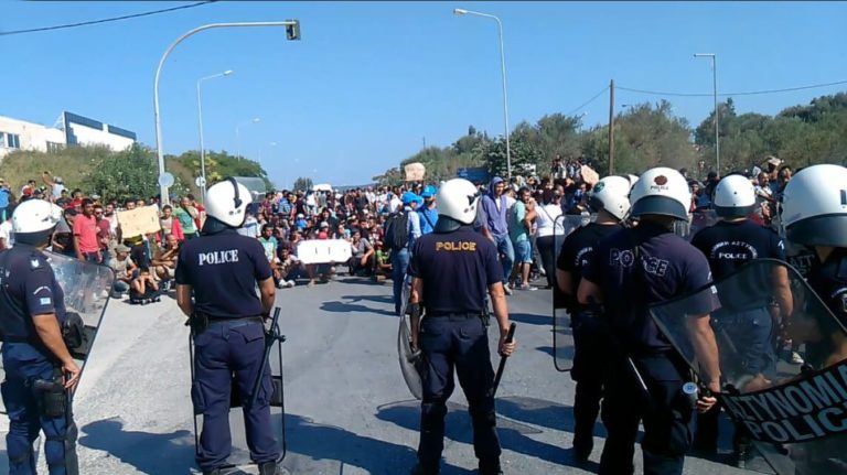 Μετανάστες με μαχαίρια λήστεψαν αλλοδαπό στη Μόρια