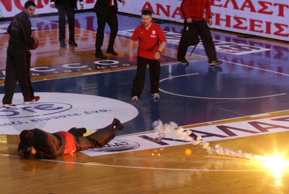 Χάινς ζούγκλα Ολυμπιακός Παναθηναϊκός τελικός κυπέλλου Ελληνικό φωτοβολίδα