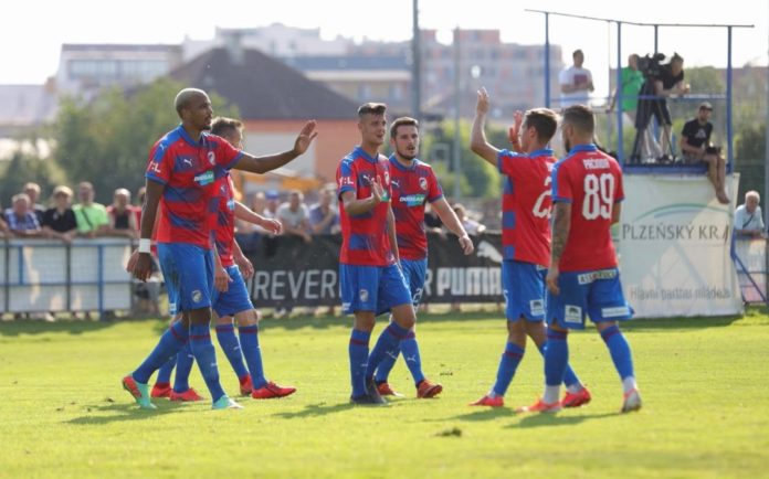 Βικτόρια Πλζεν φιλικό