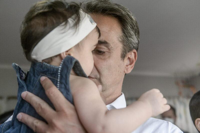 Μητσοτάκης-μωρό-υιοθεσία