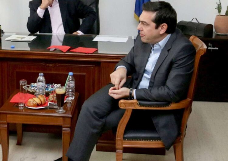 Αλέξης Τσίπρας καρέκλα φιστίκια φραπέ