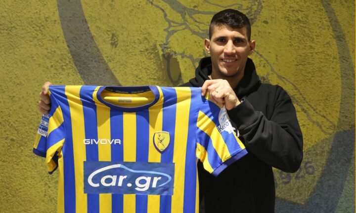 Νίκος Καρέλης