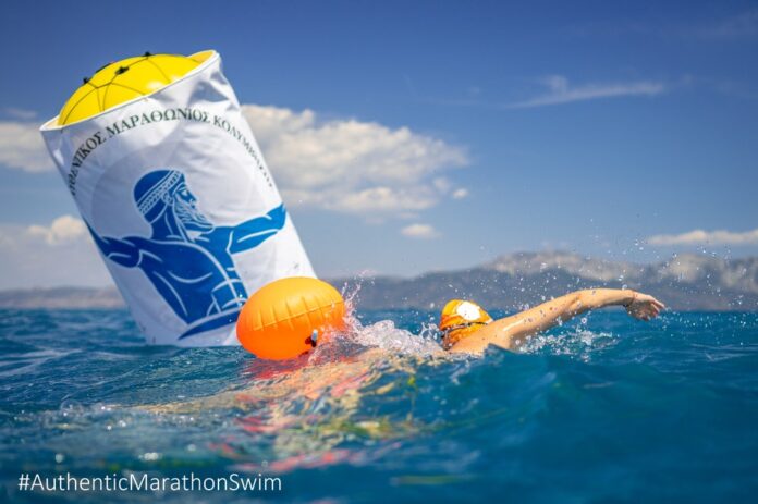 Εντυπωσιακή λήψη από την κολυμβητική δράση του Αυθεντικού Μαραθωνίου Κολύμβησης (photo by Elias Lefas @ Αυθεντικός Μαραθώνιος Κολύμβησης)