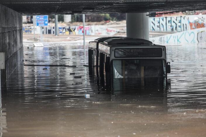 ΕΓΚΛΩΒΙΣΜΟΣ ΛΕΩΦΟΡΕΙΟΥ ΣΤΗΝ ΠΑΛΑΙΑ ΛΕΩΦΟΡΟ ΠΟΣΕΙΔΩΝΟΣ ΚΑΤΩ ΑΠΟ ΤΗΝ ΓΕΦΥΡΑ ΤΟΥ ΙΔΡΥΜΑΤΟΣ ΣΤΑΥΡΟΣ ΝΙΑΡΧΟΣ(ΓΙΑΝΝΗΣ ΠΑΝΑΓΟΠΟΥΛΟΣ/EUROKINISSI)