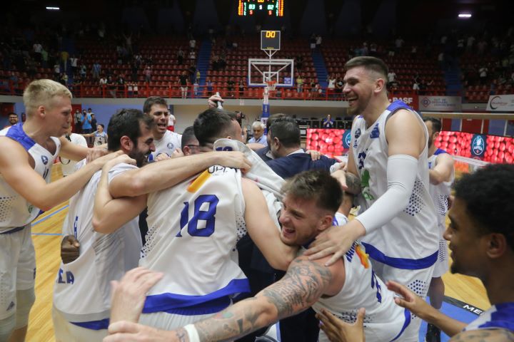 Λάρισα Κολοσσός