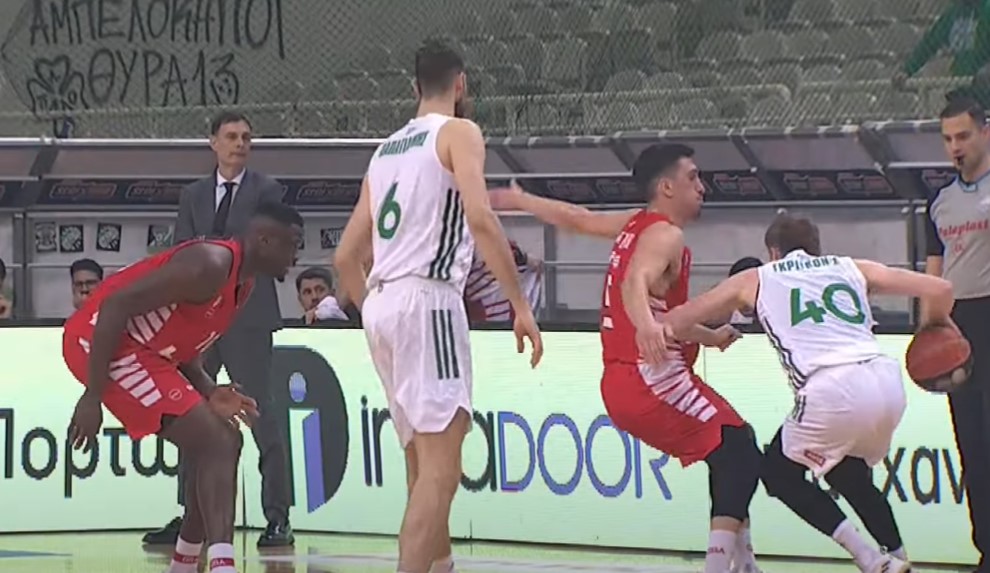 Λαρεντζάκης Γκριγκόνις επιθετικό φάουλ