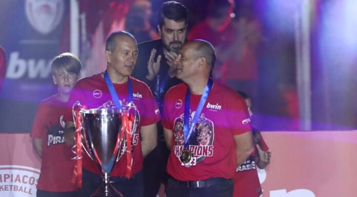 Παναγιώτης Αγγελόπουλος Γιώργος Αγγελόπουλος Χρήστος Μπαφές απονομή Ολυμπιακός φιέστα