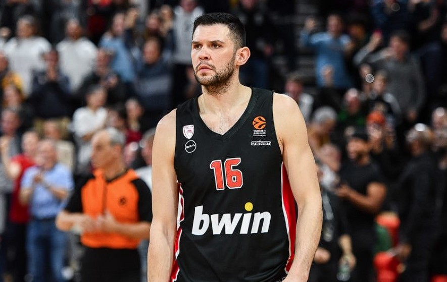 Κώστας Παπανικολάου Ολυμπιακός μαύρη εμφάνιση