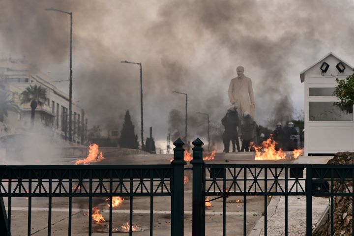 Σύνταγμα επεισόδια