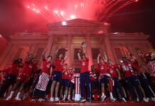 Ολυμπιακός Conference League πανηγυρισμοί κούπα