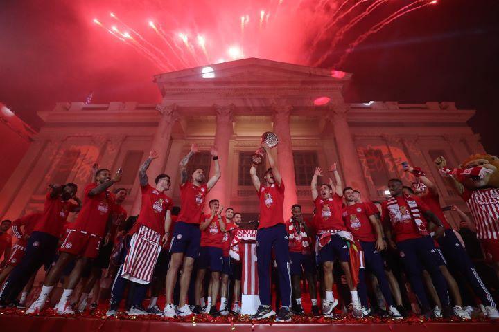 Ολυμπιακός Conference League πανηγυρισμοί κούπα