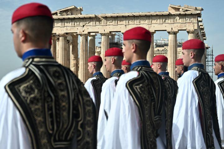 Ακρόπολη τσολιάδες 80 χρόνια από την Απελευθέρωση της Αθήνας από τη Γερμανική Κατοχή