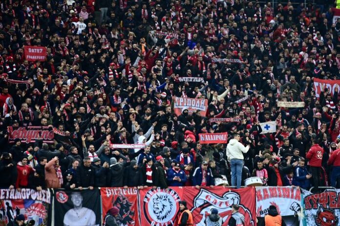 Στεάουα - Ολυμπιακός οπαδοί