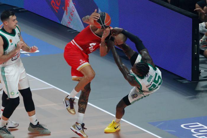 Εβάν Φουρνιέ Κέντρικ Ναν αντιαθλητικό