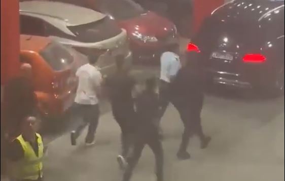 Δημήτρης Γιαννακόπουλος αποχωρεί τρέχοντας από το ΣΕΦ