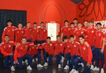 Παίκτες των Ακαδημιών του Ολυμπιακού επισκέφτηκαν το μουσείο της ομάδας και φωτογραφήθηκαν με το τρόπαιο του Youth League